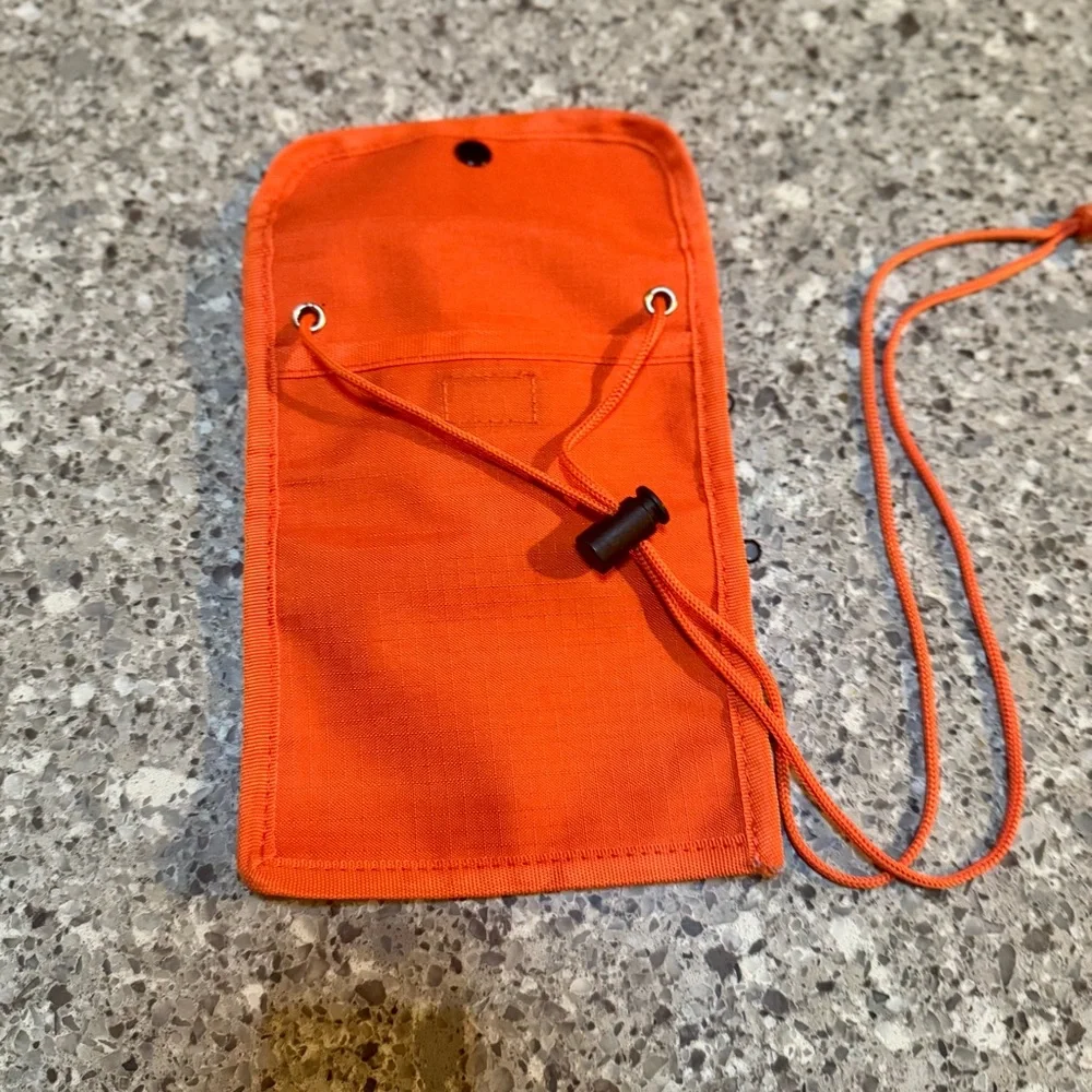 Travelocity l Travel Sling l Size:OS - Picture 6 of 8